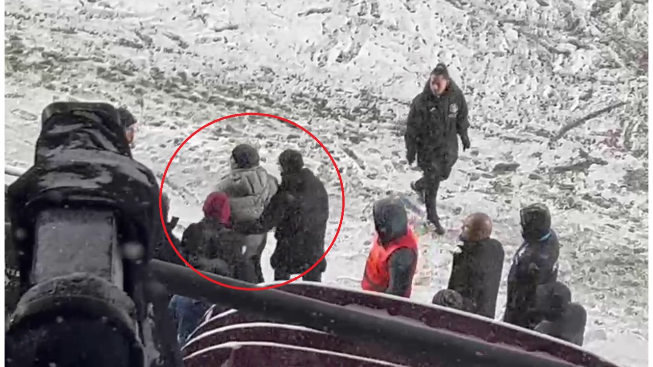 Marius Șumudică, asaltat cu bulgări de zăpadă pe Giulești! Ce gest extrem voia să facă antrenorul