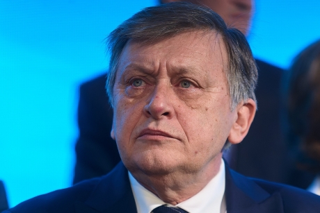 VIDEO Crin Antonescu s-a dezlănțuit: Credem însă în horoscop, vrăjitori și soluții miraculoase