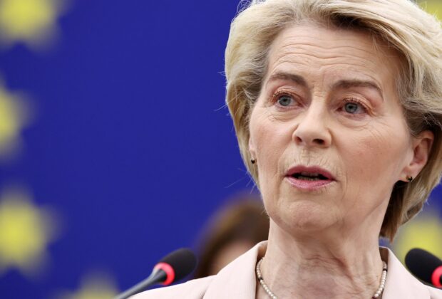 UE a suspendat și ea taxele vamale anunțate ca ripostă la tarifele lui Trump