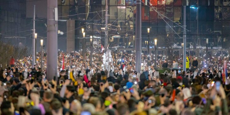 Sute de mii de sârbi cer ONU să investigheze folosirea unui tun acustic la protestele din Belgrad