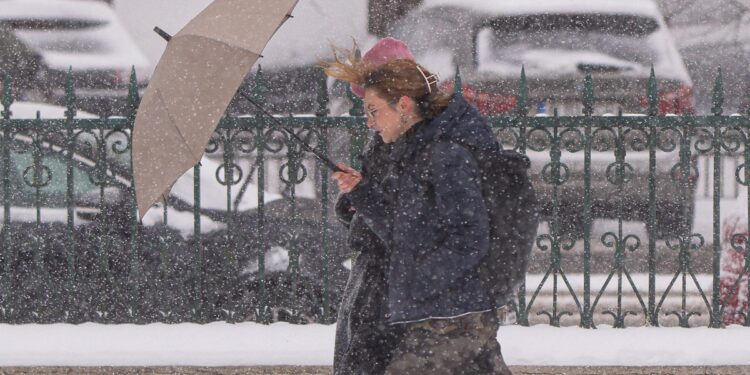 Vânt puternic, ninsori și viscol anunțate de meteorologi. Județele care intră sub cod galben și portocaliu