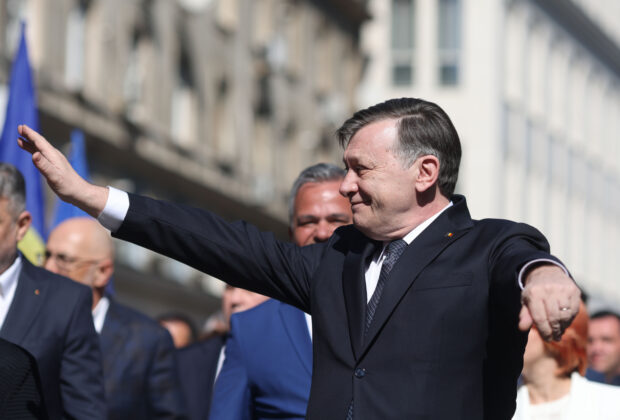 Moștenirea pe care i-o lasă Ilie Bolojan lui Crin Antonescu. Planul candidatului pentru Cotroceni