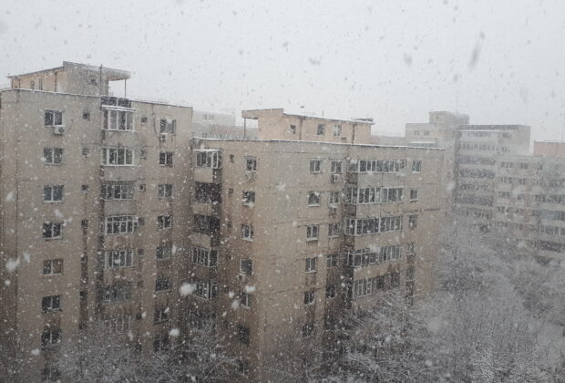 Se răcește brusc în weekend. Lapoviță, vânt puternic și îngheț la sol