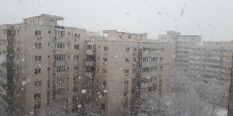 Se răcește brusc în weekend. Lapoviță, vânt puternic și îngheț la sol