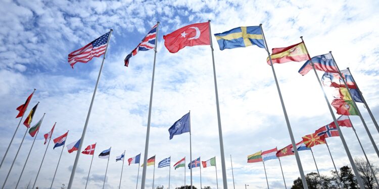 Reuniunea NATO, marcată de incertitudinea legată de perspectivele unei păci în Ucraina. Mai multe țări vor ca Rusia să primească un termen limită