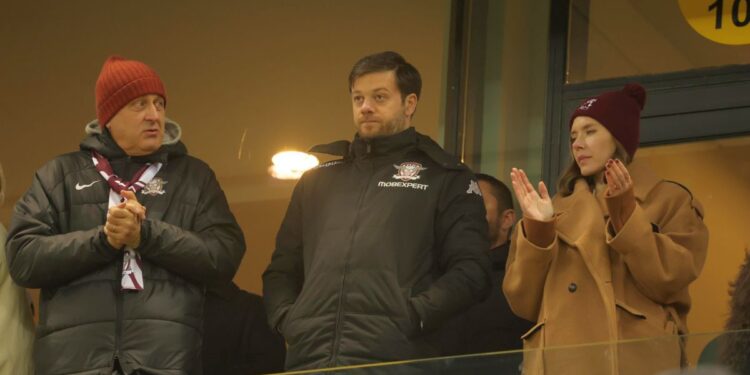 TIRADĂ fără precedent la adresa acționarul Rapidului: „Colaborator al Securității! Vine ăsta, cu pantalonii ăia lăsați și ne amenință. Tata îl alerga pe șine”