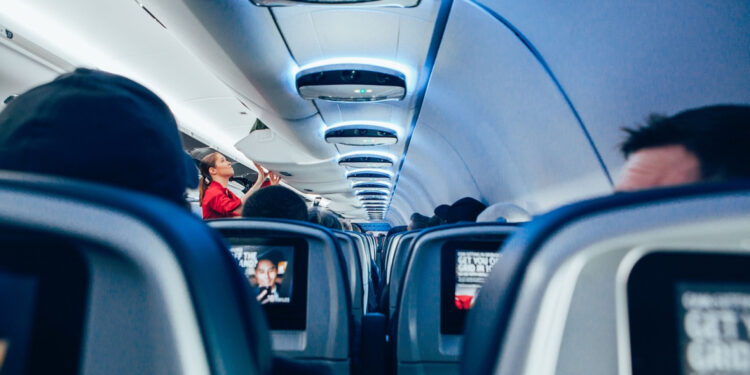 Ce se află în geanta unei stewardese