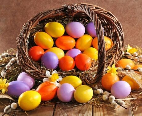 Vopsește ouăle de Paște în mod natural. Ce ingrediente din bucătărie dau cele mai frumoase culori