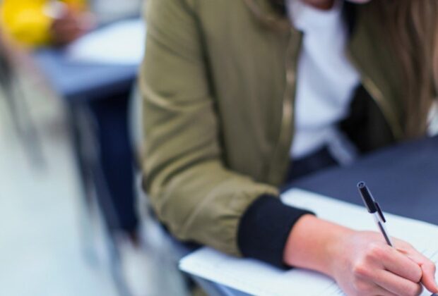 „Perle” la simularea de la Evaluarea Națională. „Autorul se ia de soare, că de ce l-a supărat?”