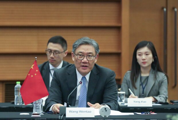 China sugerează că s-a înțeles cu Japonia și Coreea de Sud să răspundă împreună taxelor vamale decise de Trump. Reacție imediată de la Tokyo