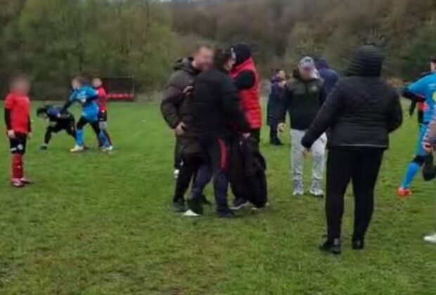 Scene ȘOCANTE la un meci de fotbal din România » Jucătoare bătută de mama unui adversar chiar pe teren