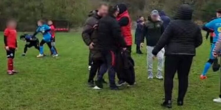 Scene ȘOCANTE la un meci de fotbal din România » Jucătoare bătută de mama unui adversar chiar pe teren