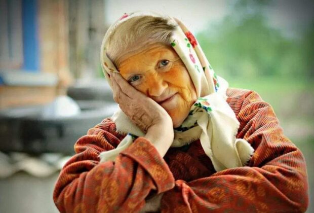 Babă din Galaţi, confundată cu Trump după ce s-a mânjit cu portocaliu când vopsea ouăle