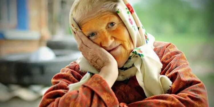 Babă din Galaţi, confundată cu Trump după ce s-a mânjit cu portocaliu când vopsea ouăle