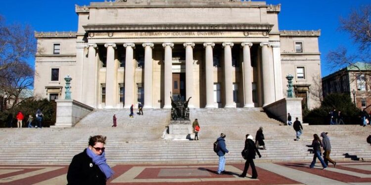 În doar 10 ani, s-a dublat numărul americanilor care cred că aceleași universități admirate în toată lumea afectează negativ America