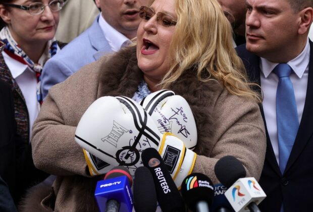 Șoșoacă îl desființează pe Simion: „Mai multe șanse am eu să fiu 90-60-90, decât să ajungă el președinte”