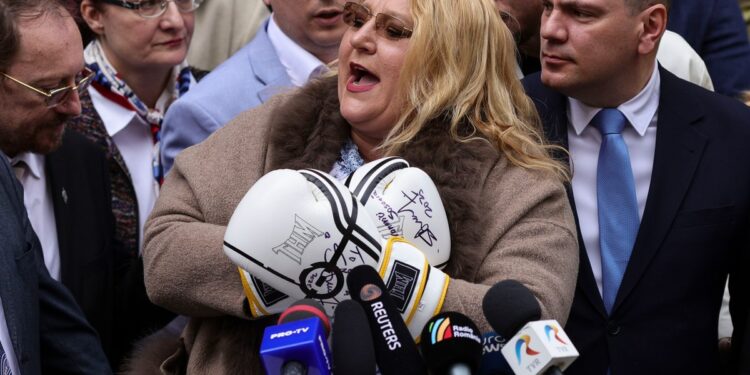 Șoșoacă îl desființează pe Simion: „Mai multe șanse am eu să fiu 90-60-90, decât să ajungă el președinte”