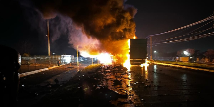 Tragedie pe DN7, în județul Arad. Doi șoferi au murit, după ce autocamioanele lor s-au ciocnit