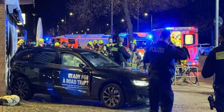 „Victime în masă” după ce o mașină a intrat în plin într-un grup de pietoni în Germania. Un polițist, printre răniți
