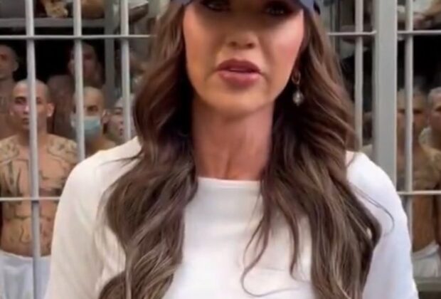 Un oficial al administraţiei Trump le transmite migranţilor un mesaj dur dintr-o mega închisoare din El Salvador