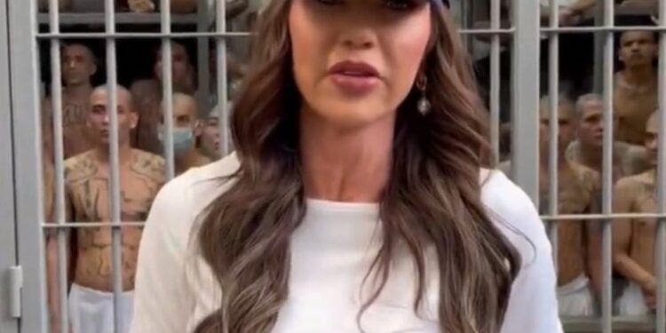 Un oficial al administraţiei Trump le transmite migranţilor un mesaj dur dintr-o mega închisoare din El Salvador