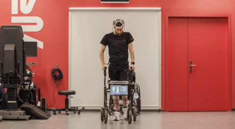 Metoda prin care cercetătorii japonezi ajută pacienții paralizați să meargă din nou