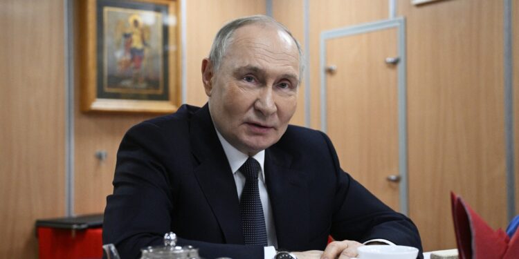 Vladimir Putin lansează o nouă strategie pentru Ucraina, care implică SUA și Occidentul. „Apoi începem discuțiile despre un tratat de pace”