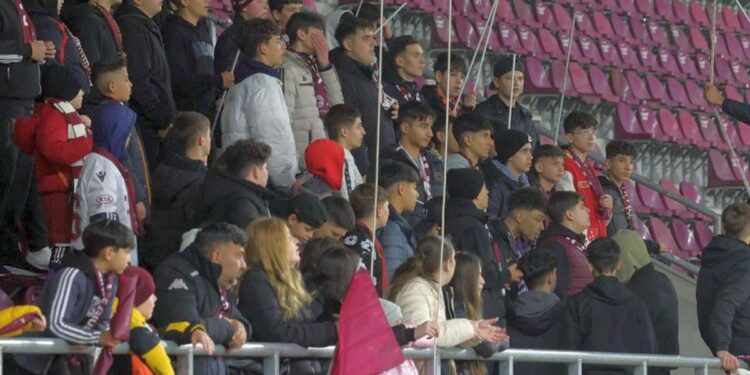 Scandări halucinante în Giulești: ce au strigat copiii din galerie + Mesajul „infiltrat” de Peluza Nord la Rapid
