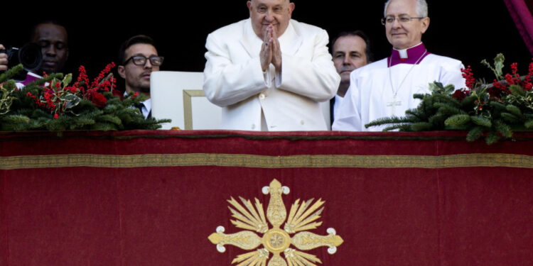 Papa Francisc s-a întors la Vatican după mai bine de o lună de spitalizare, dar rămâne departe de privirile publicului