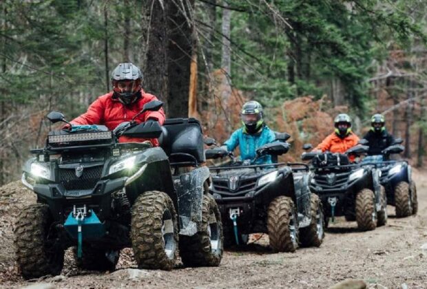 Credință. Sute de cocalari s-au dus pe ATV-uri să ia lumină de la o bisericuță din creierii munților