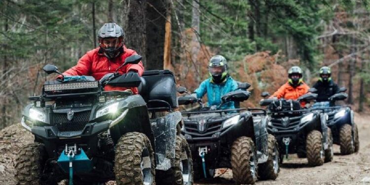 Credință. Sute de cocalari s-au dus pe ATV-uri să ia lumină de la o bisericuță din creierii munților