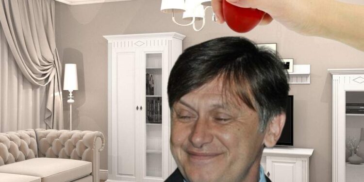 Pentru că Crin Antonescu dormea ca de obicei, soția lui i-a ciocnit oul în cap
