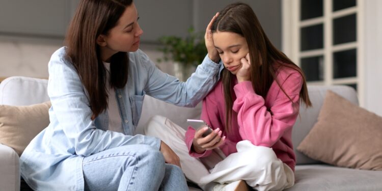 Să-i verifici telefonul sau să-i câștigi încrederea? Cum îți sprijini copilul fără să-i încalci spațiul personal