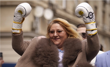 Diana Șoșoacă ironizează ambițiile lui George Simion: ‘Mai multe șanse am eu să fiu din nou 90-60-90, decât să ajungă el președinte’
