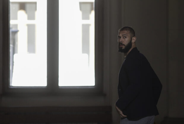 Frații Tate își plâng de milă că au dat 185.000 de dolari pe avion doar pentru a semna controlul judiciar