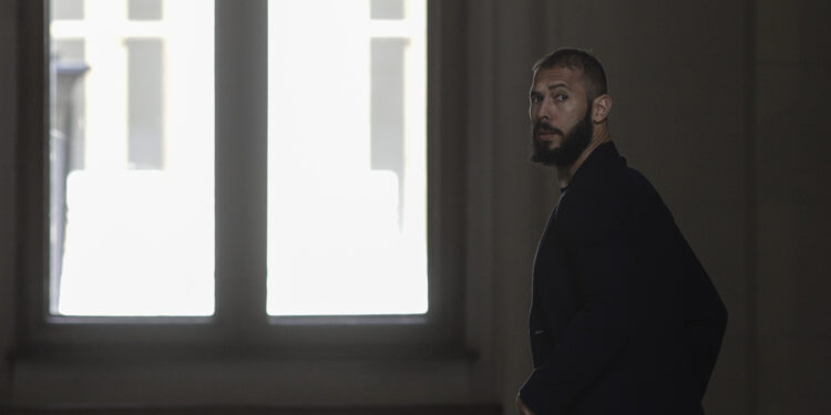 Frații Tate își plâng de milă că au dat 185.000 de dolari pe avion doar pentru a semna controlul judiciar