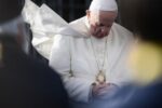 Papa Francisc s-a întors la Vatican după o perioadă de peste cinci săptămâni petrecută într-un spital din Roma