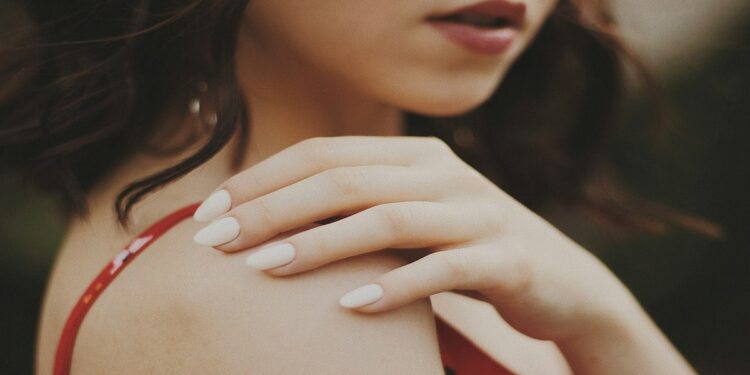 Cum îndepărtezi corect oja semipermanentă fără să îți afectezi unghiile?