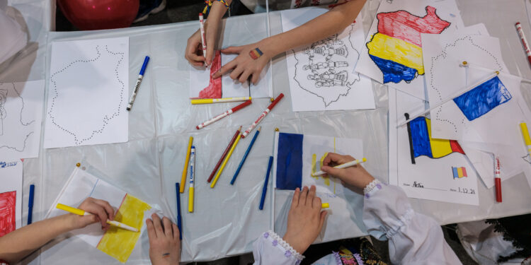 O româncă din diaspora descrie momentul istoric prin care trecem: „Acum are loc o transformare a societății în haite”