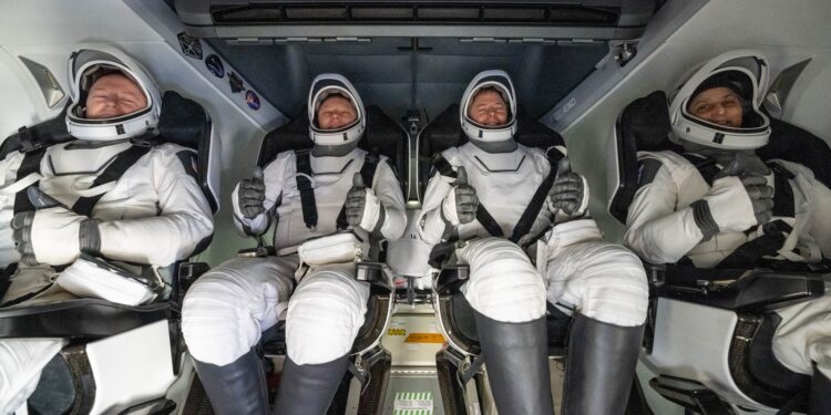 Astronauții blocați nouă luni în spațiu s-au întors pe Pământ. Ce efecte asupra organismului a avut perioada neașteptat de lungă