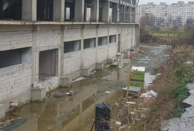 Imagini ca după război la malul mării. Sala Sporturilor din Constanța, o ruină năpădită de buruieni