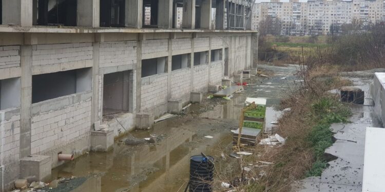 Imagini ca după război la malul mării. Sala Sporturilor din Constanța, o ruină năpădită de buruieni