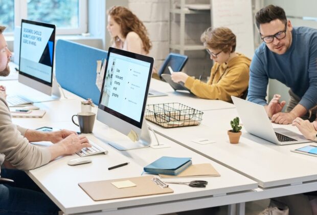 Sindicatele critică testele cu privire la cunoaşterea legislaţiei impuse funcționarilor publici: „O insultă la adresa profesionalismului”