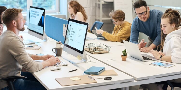 Sindicatele critică testele cu privire la cunoaşterea legislaţiei impuse funcționarilor publici: „O insultă la adresa profesionalismului”