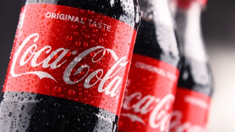Coca-Cola, acuzată de manipulare masivă: cum a denaturat decenii la rând adevărul despre zahăr