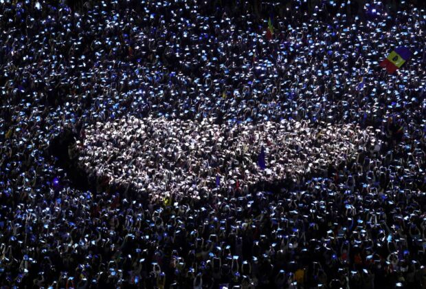 Autorul fotografiei virale de la mitingul „EuRo Manifest” dezvăluie povestea din spatele imaginii: „A început cu vreo patru zile de telefoane date”