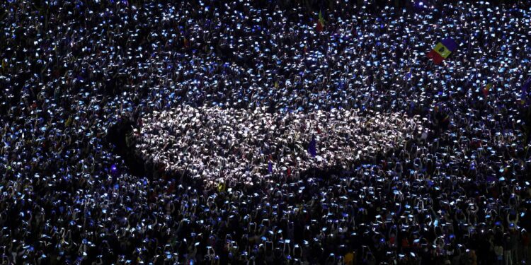 Autorul fotografiei virale de la mitingul „EuRo Manifest” dezvăluie povestea din spatele imaginii: „A început cu vreo patru zile de telefoane date”