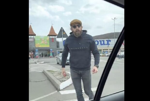 Scene șocante în parcarea unui mall din Cluj-Napoca. De ce a sărit un șofer la bătaie: „Ești cu copilul în mașină, vezi că îl sperii!”