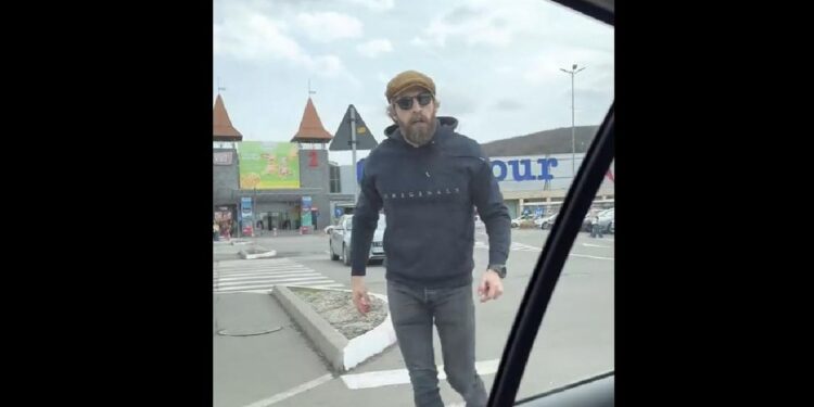 Scene șocante în parcarea unui mall din Cluj-Napoca. De ce a sărit un șofer la bătaie: „Ești cu copilul în mașină, vezi că îl sperii!”