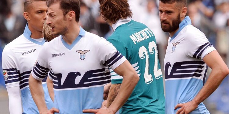 S-a retras internaționalul cu un singur trofeu în carieră » L-a câștigat într-un derby cu doi români pe teren!